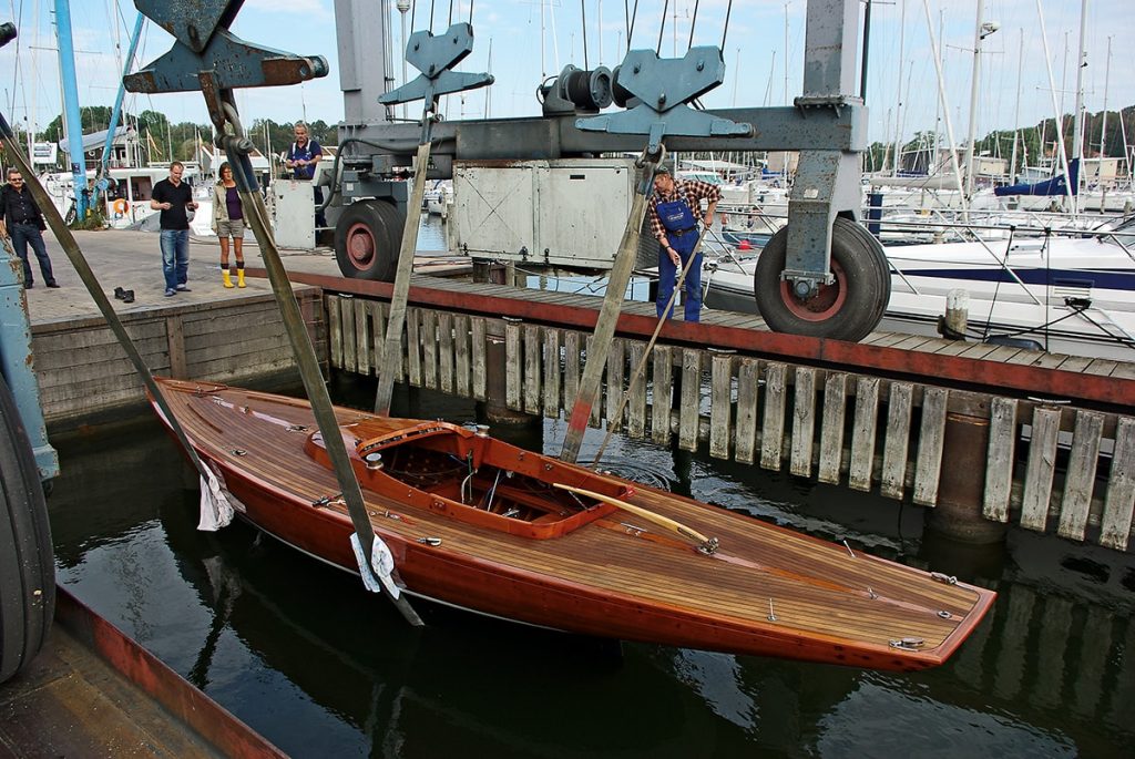 Boot wird zu Wasser gelassen